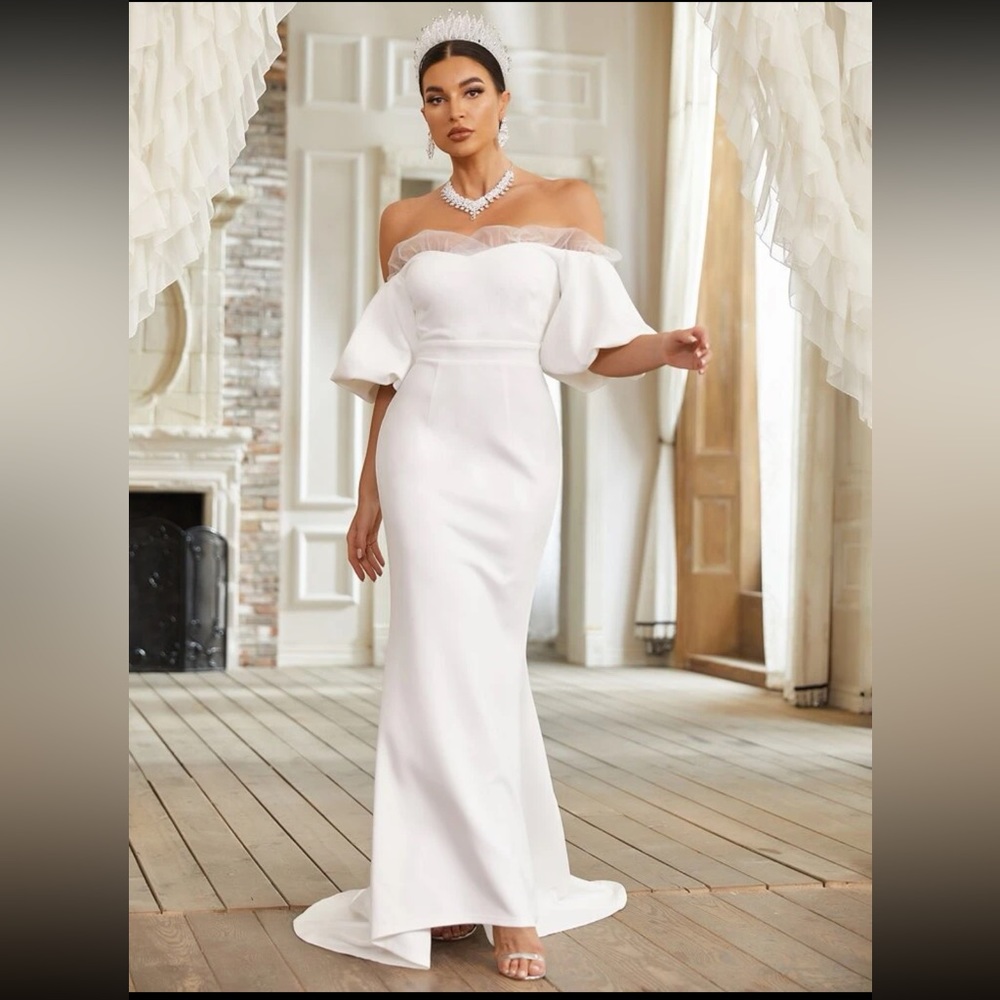 Brand new Wedding dress, perfect for pictures.